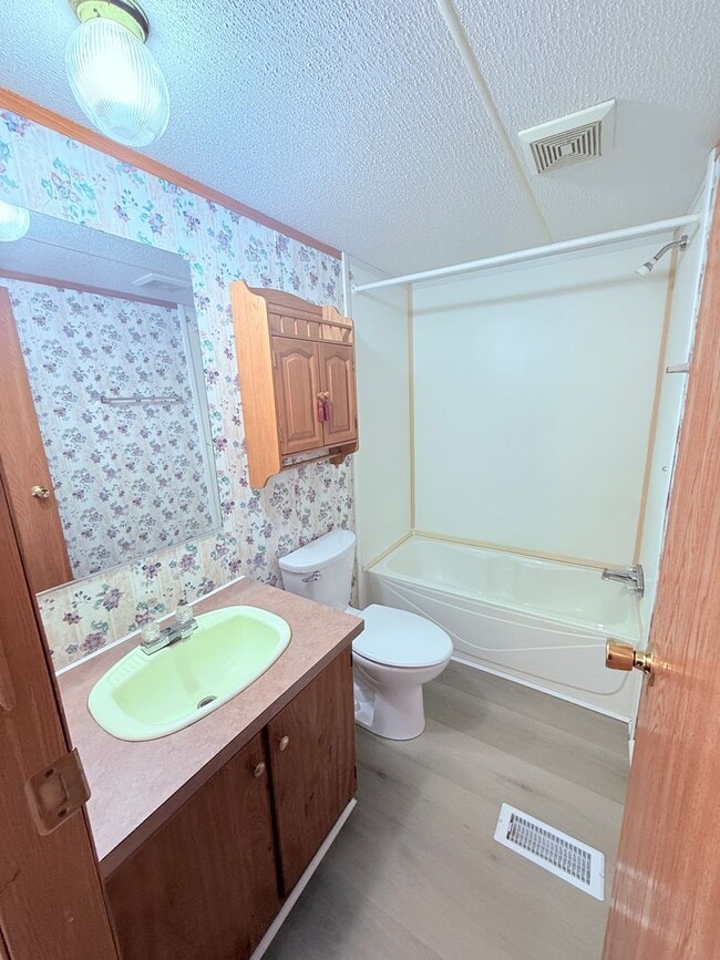 Building Photo - Single Wide Home 5 minutes to Wrightsville Beach and UNCW 2 bedroom with deck