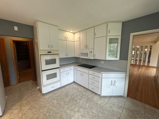 Building Photo - Beautiful Single Family Home Across from L...