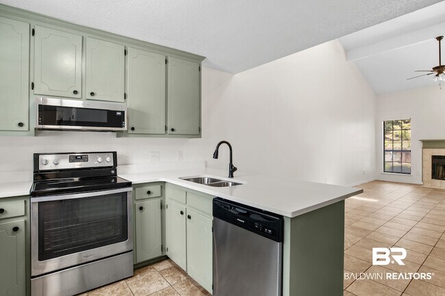 Building Photo - 200 Parma Dr