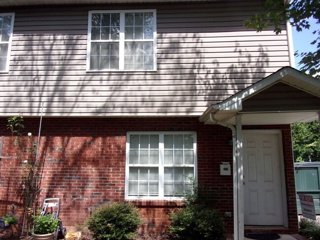 Building Photo - Recently Renovated 2 Bedroom 1 1/2 Bath To...