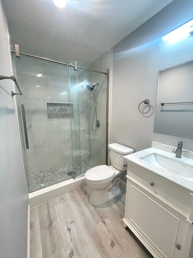Building Photo - Fully Remodeled Modern 1 Bed / 1 Bath Apartment in Quiet Redondo Beach Complex