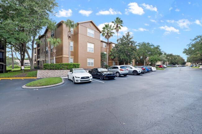 Building Photo - Newly Renovated 2-Bedroom Corner Unit in G...