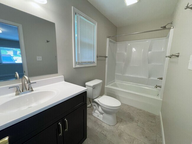 Building Photo - Stylishly Renovated & Prime Location!