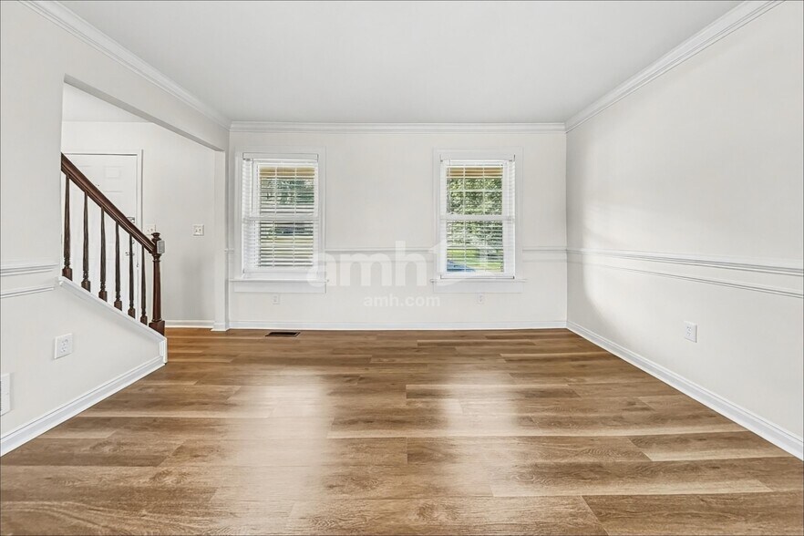 Building Photo - 2113 Lynwood Pl