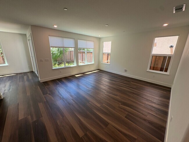 Building Photo - Beautiful 4 Bedroom 3 Bath Brentwood Home With SOLAR
