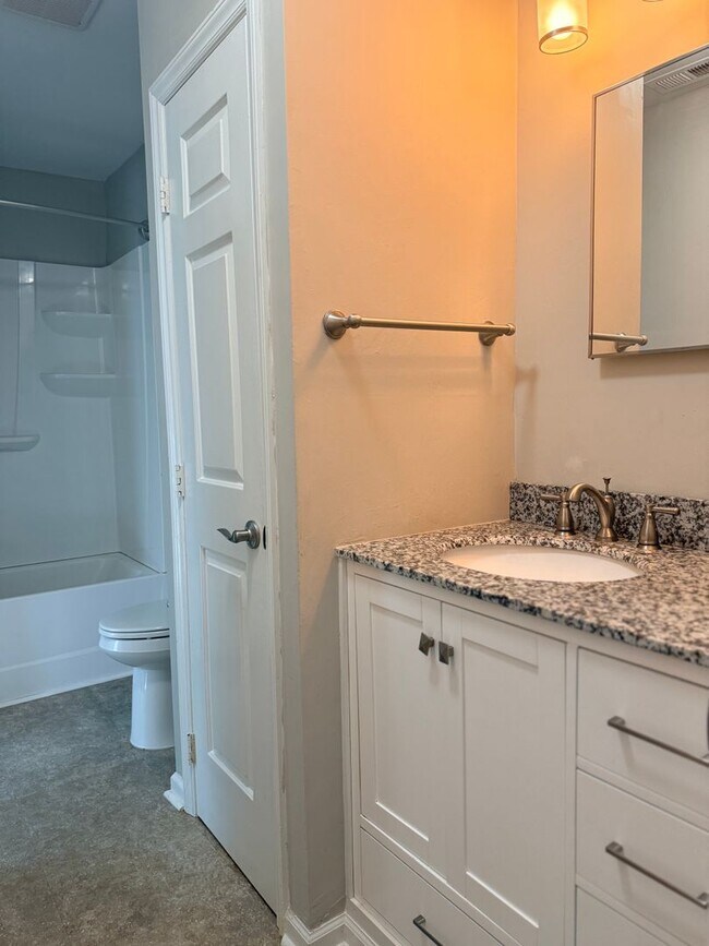 Building Photo - 2922 Glenridge Dr