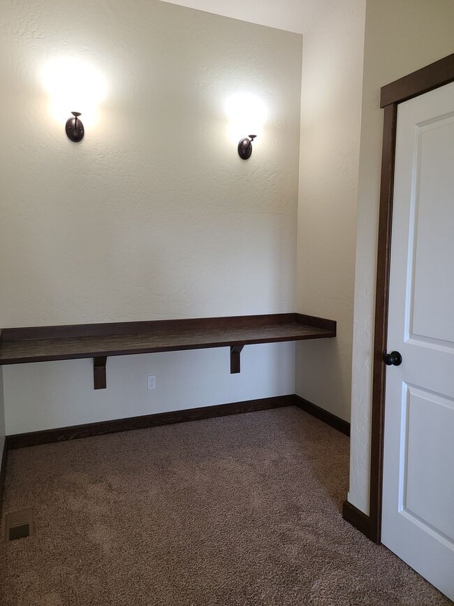 Building Photo - Beautiful Custom 3 bedroom 2 bath Home for...