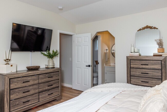 Building Photo - 1954 Bristol St