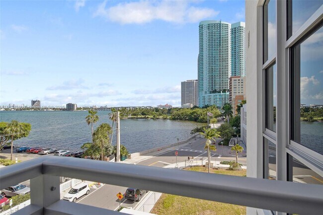 Building Photo - 2150 N Bayshore Dr