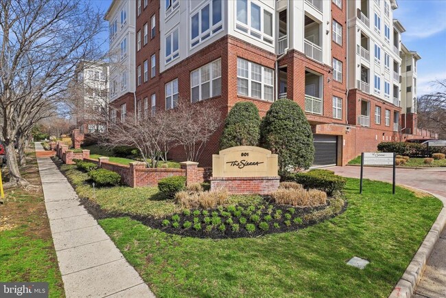 Building Photo - 801 S Greenbrier St