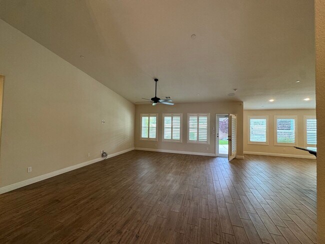 Building Photo - 493 Crescent Ln