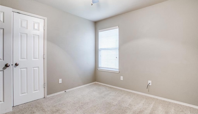 Building Photo - Spacious 3-2-2 on a corner lot in Fort Worth!