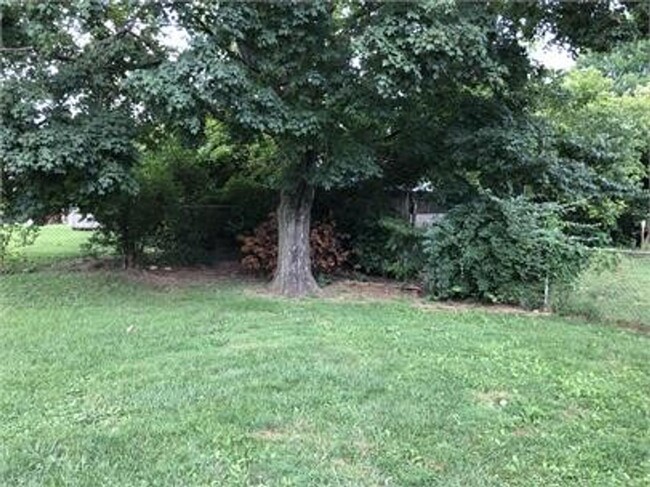 Building Photo - 3 Bedroom and 1 bath Fenced in House! Firs...