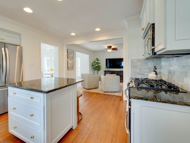Building Photo - 3221 Sunset Dr