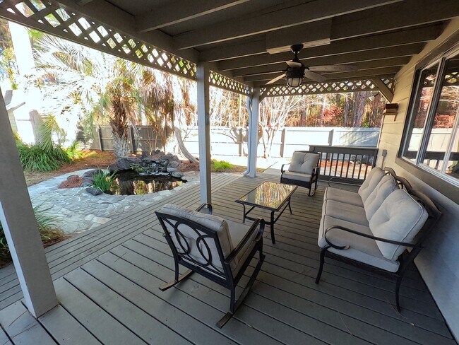 Building Photo - 998 Fay Dr