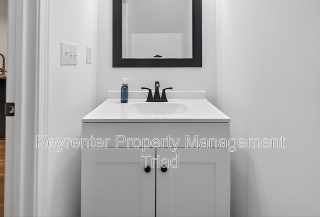 Building Photo - 2 Blue Stone Ln