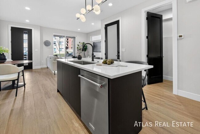 Building Photo - 830 Cherry St