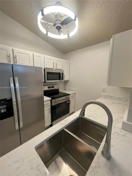 Building Photo - 2851 N Oakland Forest Dr