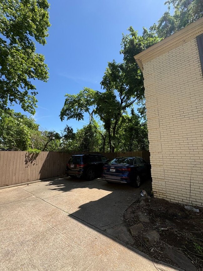 Building Photo - Roommate Needed!!  Walk to the Square! Available NOW...