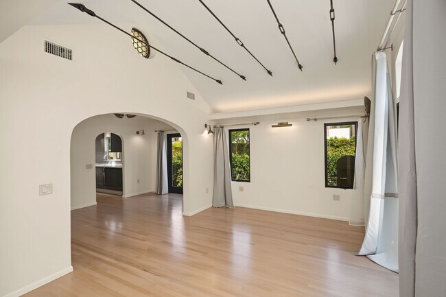 Building Photo - 9001 Rosewood Ave