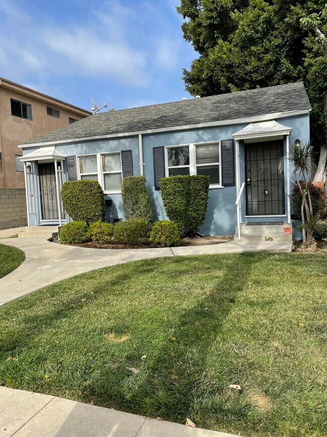Right hand unit of duplex - 920 N Hayworth Ave