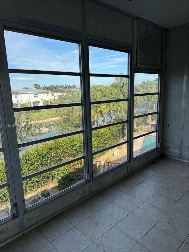 Building Photo - 1021 Crystal Lake Dr