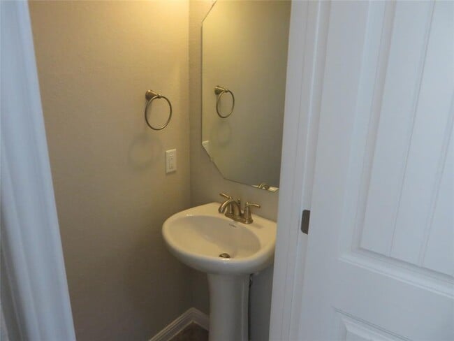 Building Photo - 13400 Briarwick Dr