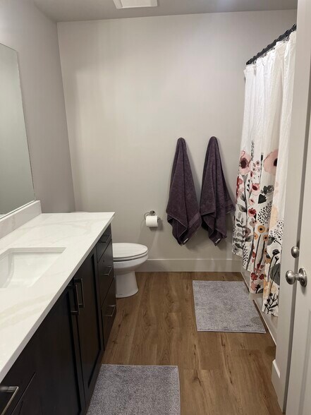 Building Photo - 548 Aspen Ave