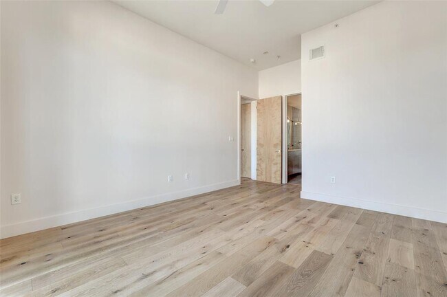 Building Photo - 2525 S Lamar Blvd