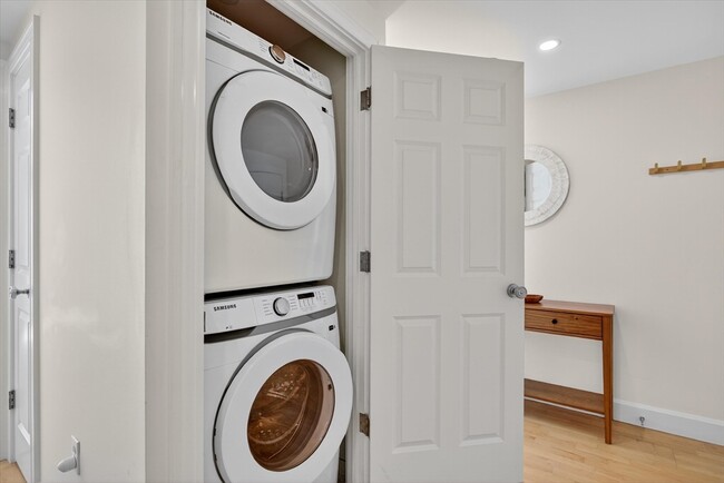 Building Photo - 10 Bowdoin St