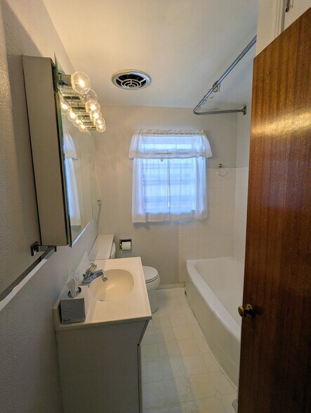 Bath - 119 Farragut Ave