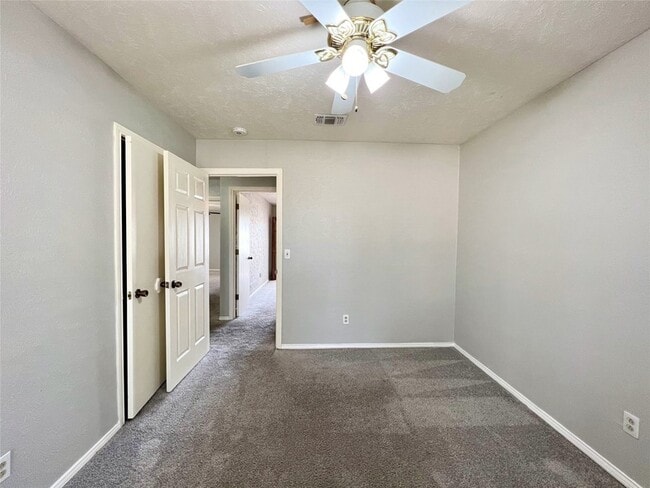 Building Photo - 2732 Parkhaven Dr