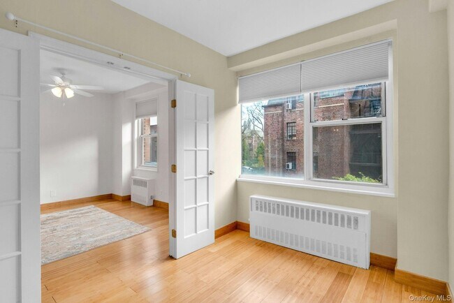 Building Photo - 10 Lake St