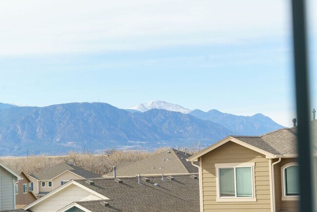 Building Photo - Like new in Ventana! 4 bedroom,3 bath, fen...