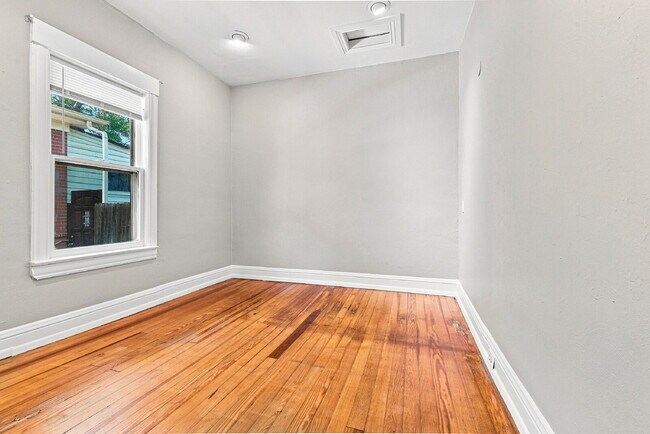 Building Photo - $2,845.95, 3 bed, 1 bath, located in Denver with New Appliances