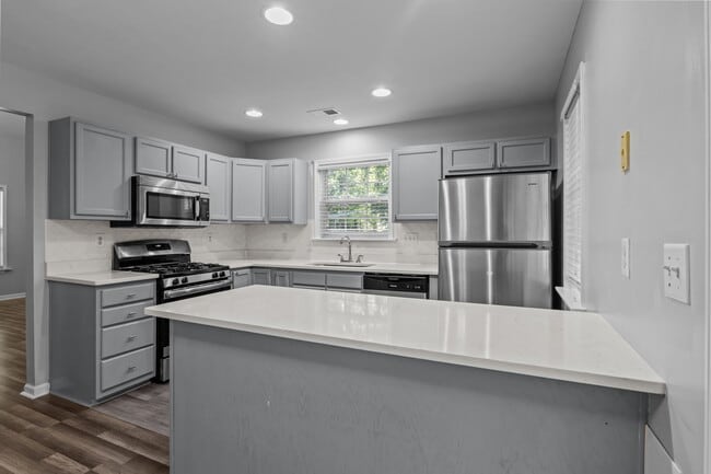Building Photo - 10660 Holly Ridge Blvd