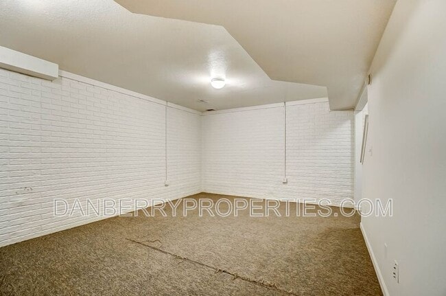 Building Photo - 3733 Willow Run Dr