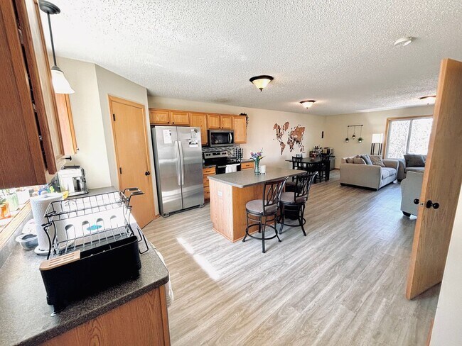 Building Photo - Updated 3bed 3bath End Unit Townhome w’Great Views