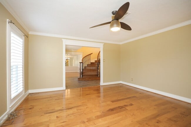 Building Photo - 722 Crossroads Dr