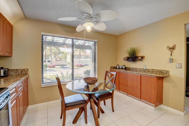 Building Photo - 5673 Fairway Park Dr