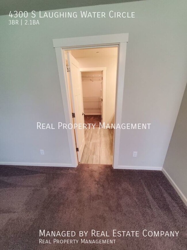 Building Photo - Modern Ridgefield Townhome with Two Car Ga...