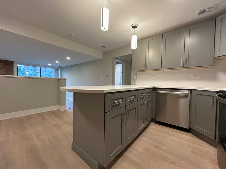 Building Photo - 1214 N La Salle Dr