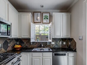 Building Photo - 1159 Enclave Square E