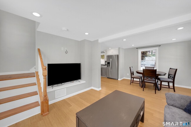 Building Photo - 10 Elm Ave