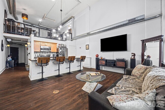 Building Photo - 715 N Graham St