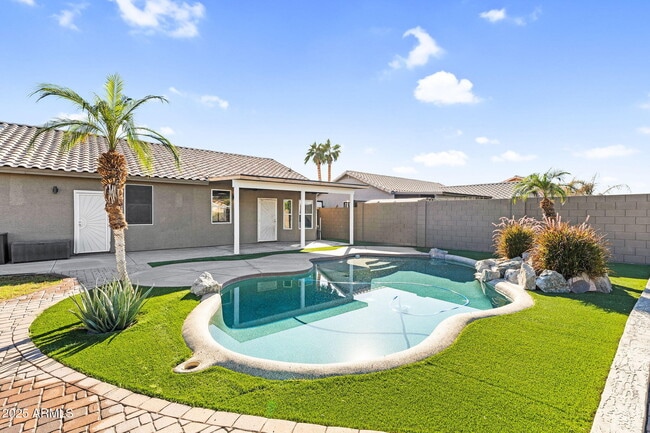 Building Photo - 8406 W Dahlia Dr