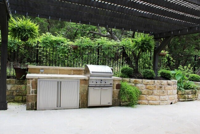 Building Photo - 9308 Villa Norte Dr