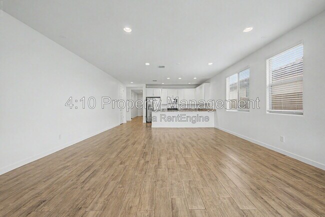 Building Photo - 3241 E Malibu Dr