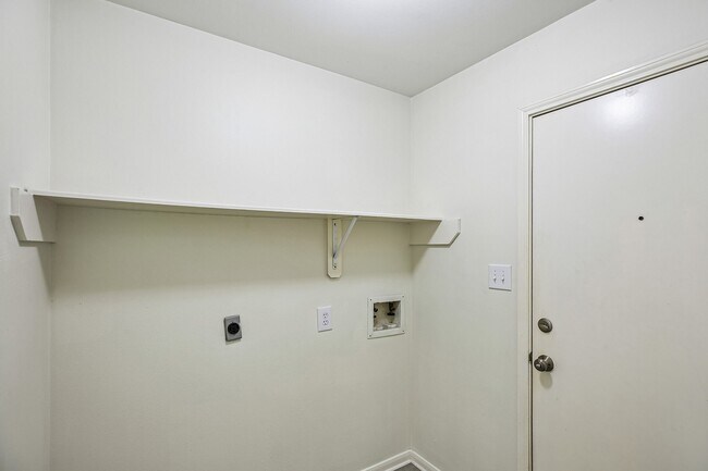 Building Photo - 16911 Bouldgreen