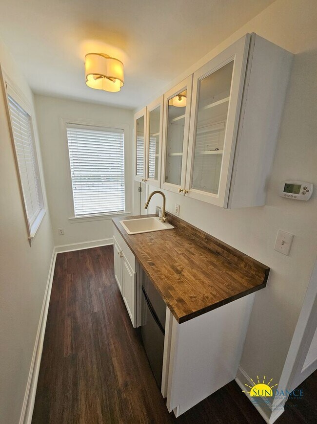 Building Photo - 360 Tradewinds Dr